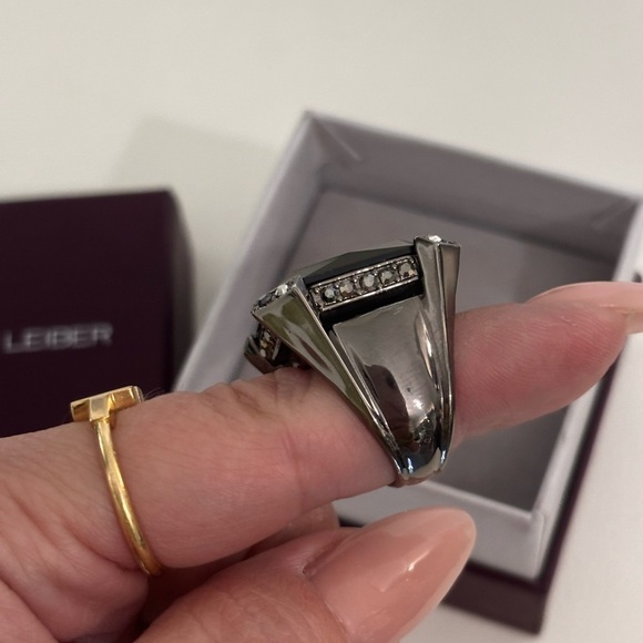 Judith Leiber | Crystal Christo Cocktail Ring I
Obsidian & Gunmetal size 6 - Picture 8 of 9